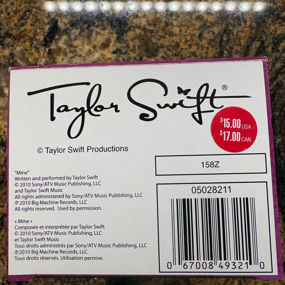 Taylor Swift (Rare) Christmas tree guitar ornament, plays “MINE” from 2010 - Picture 3 of 3